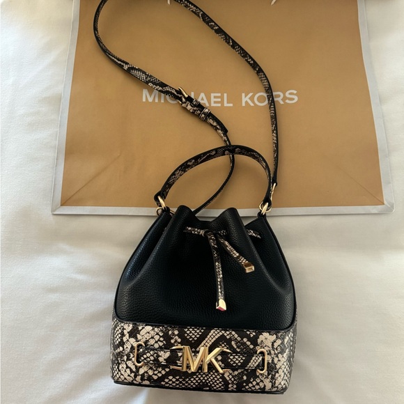 Michael Kors Black Bucket Bag NWOT - Picture 2 of 11